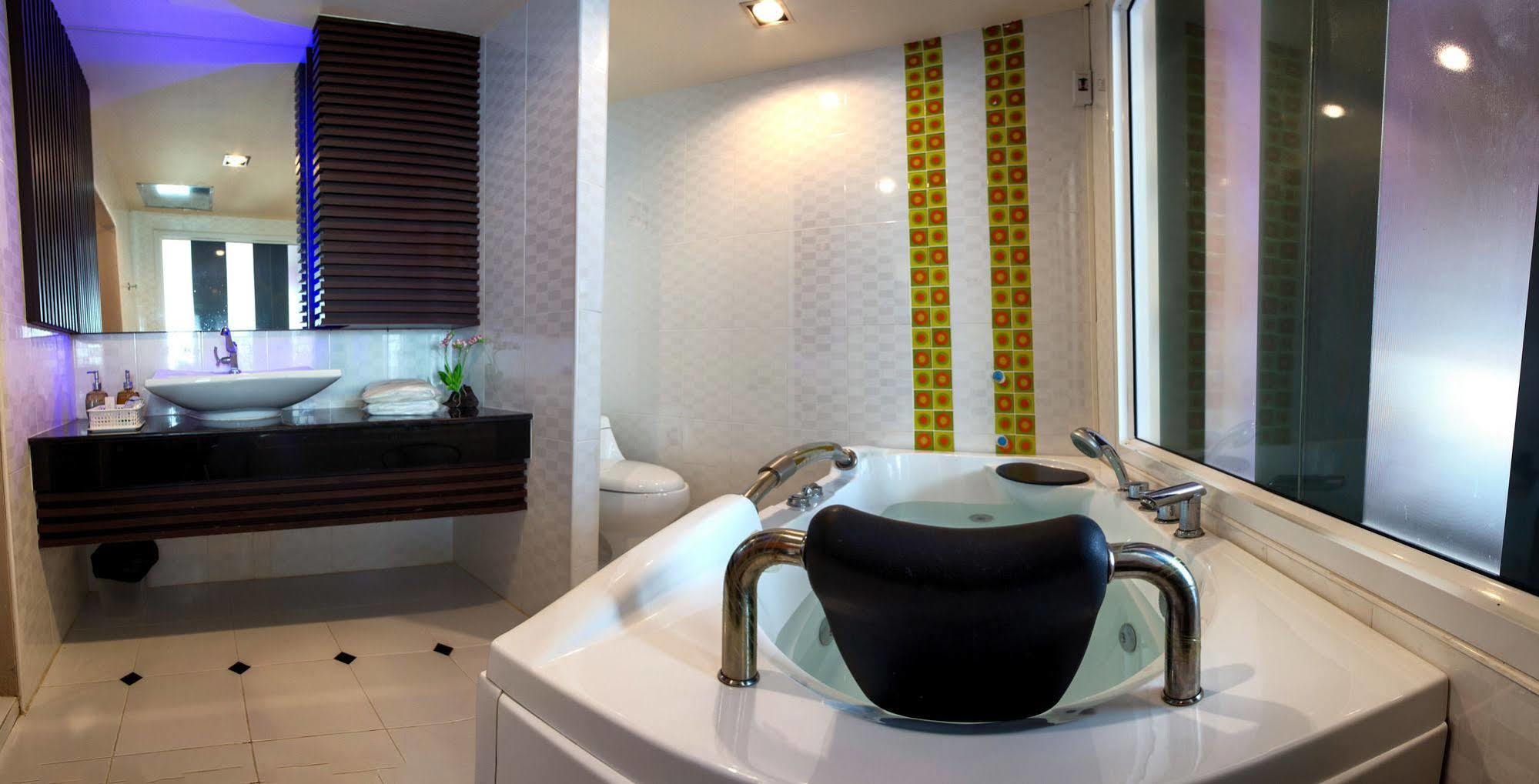 The Ring Hotel Hat Yai Exterior photo